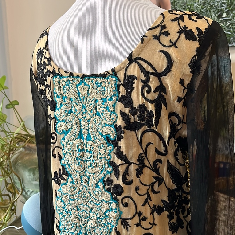 ORNATE SEQUINED AND EMBROIDERED LONG SLEEVE MAXI DRESS MULTICOLORED SIZE SMALL - Picture 8 of 15